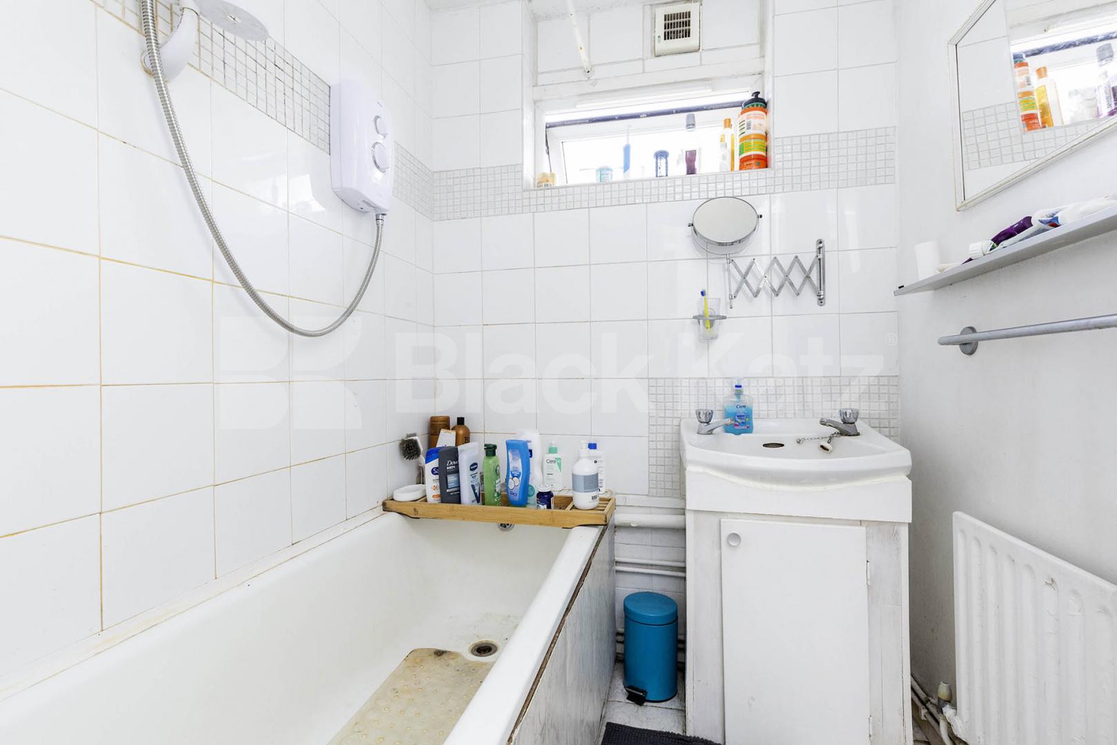 Two double bedrooms, huge lounge, ample storage space and mins to tube & shops  Hartham Road , Caledonian Road