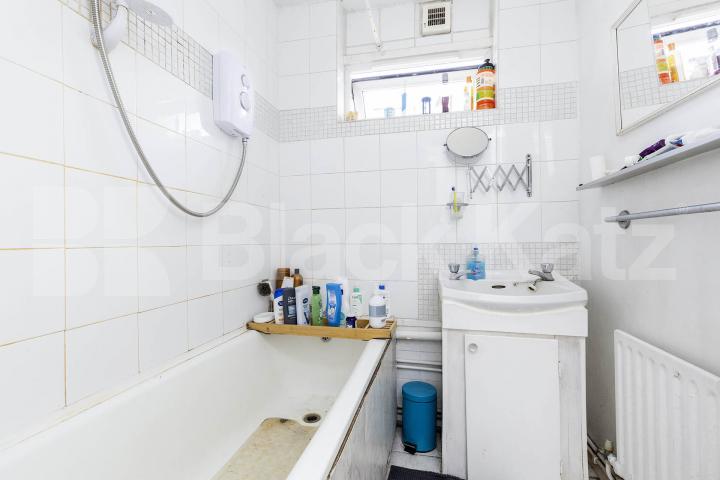 Two double bedrooms, huge lounge, ample storage space and mins to tube & shops  Hartham Road , Caledonian Road