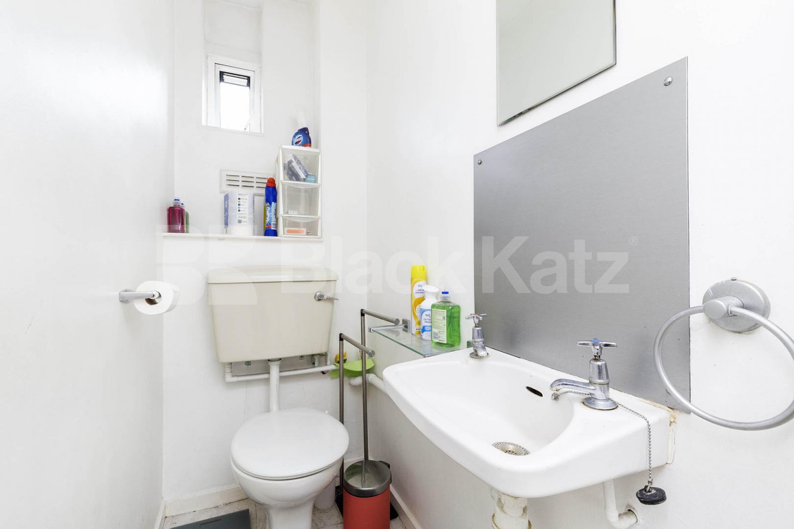 Two double bedrooms, huge lounge, ample storage space and mins to tube & shops  Hartham Road , Caledonian Road