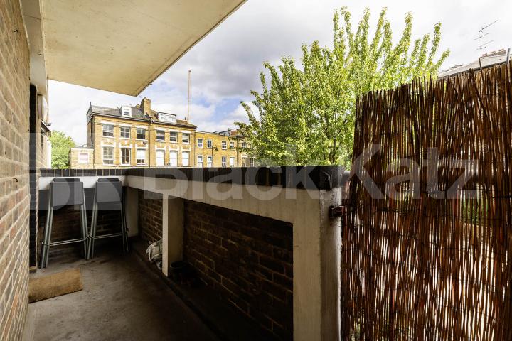 Two double bedrooms, huge lounge, ample storage space and mins to tube & shops  Hartham Road , Caledonian Road