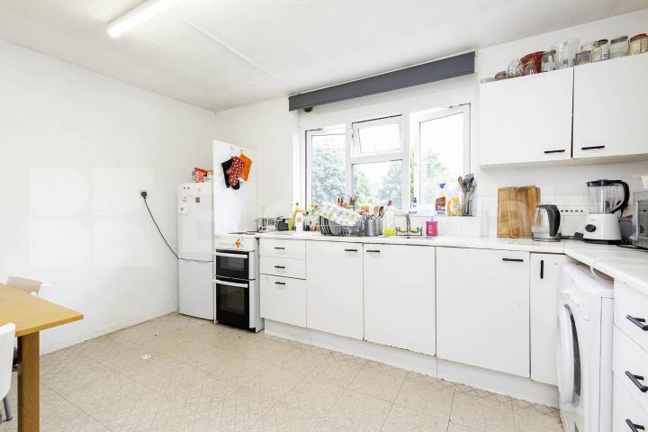Two double bedrooms, huge lounge, ample storage space and mins to tube & shops  Hartham Road , Caledonian Road