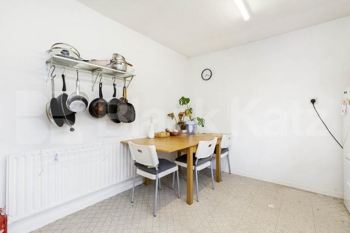 Two double bedrooms, huge lounge, ample storage space and mins to tube & shops  Hartham Road , Caledonian Road