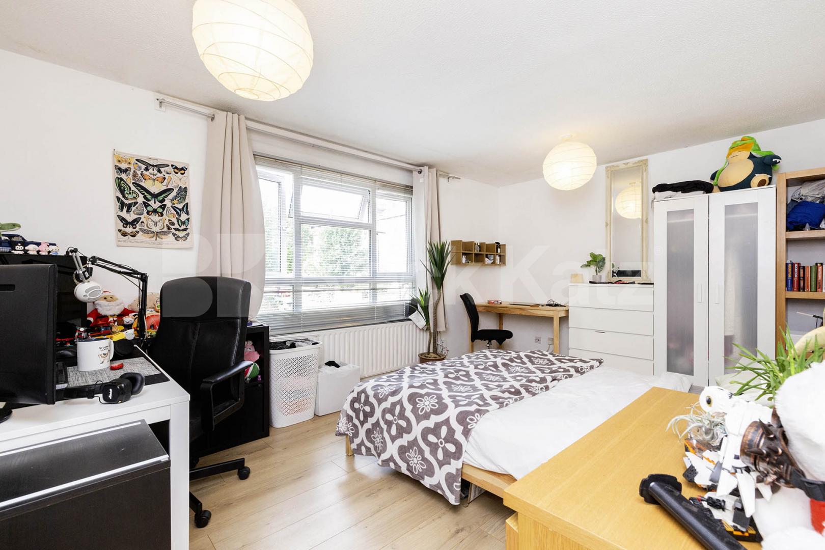 Two double bedrooms, huge lounge, ample storage space and mins to tube & shops  Hartham Road , Caledonian Road