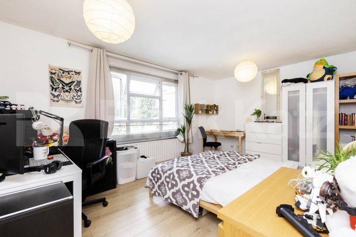 Two double bedrooms, huge lounge, ample storage space and mins to tube & shops  Hartham Road , Caledonian Road