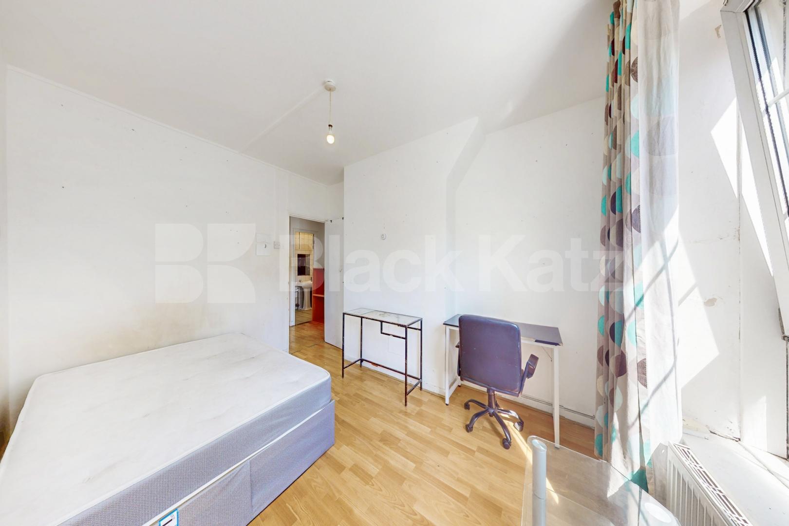 Fantastic doer-upper in the ever desirable Peckham area of South East London.   Peckham Road , Camberwell/Peckham