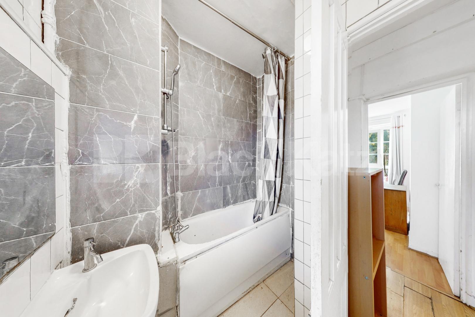 Fantastic doer-upper in the ever desirable Peckham area of South East London.   Peckham Road , Camberwell/Peckham