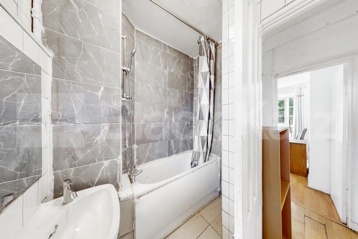 Fantastic doer-upper in the ever desirable Peckham area of South East London.   Peckham Road , Camberwell/Peckham