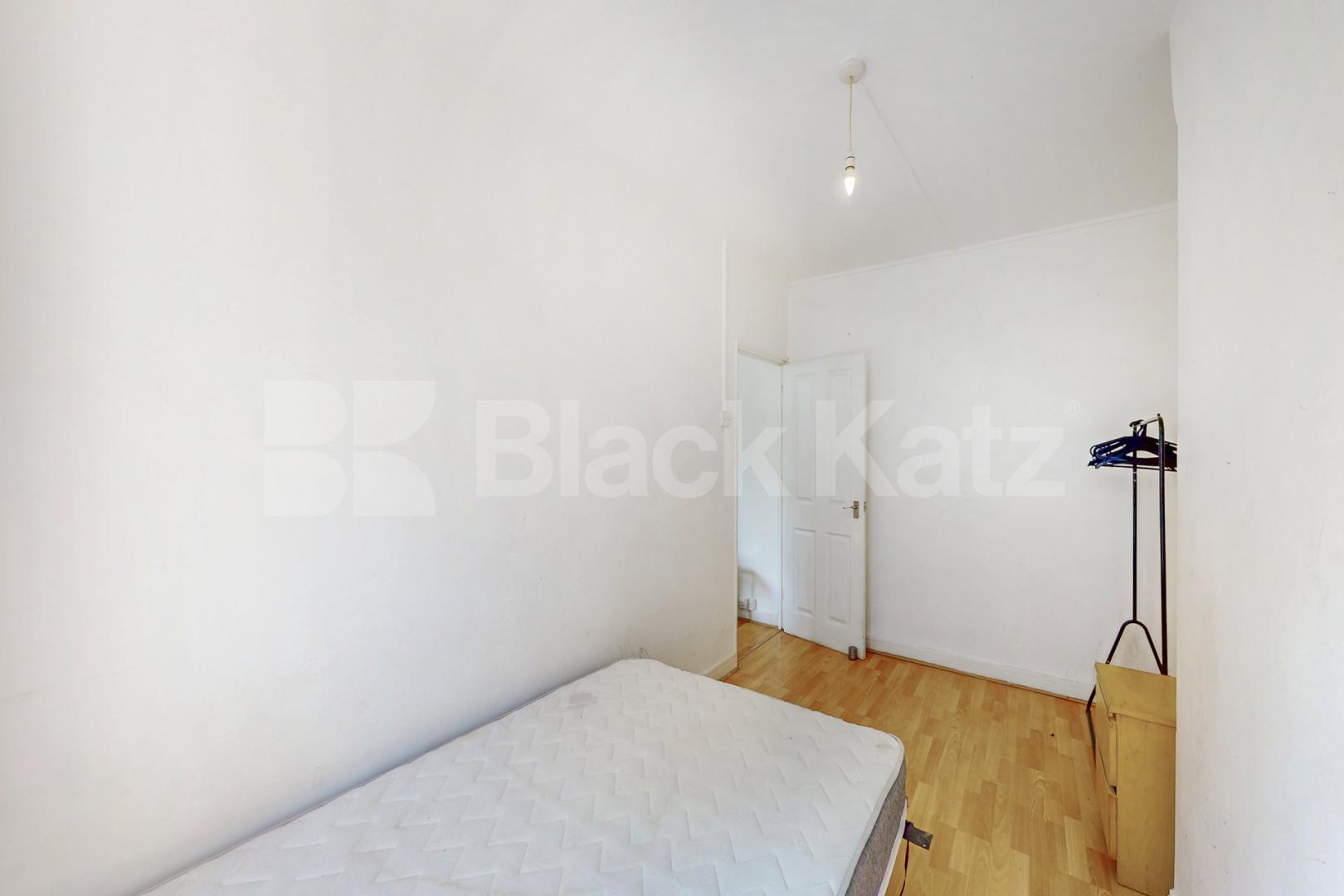 Fantastic doer-upper in the ever desirable Peckham area of South East London.   Peckham Road , Camberwell/Peckham