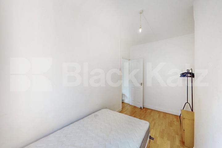Fantastic doer-upper in the ever desirable Peckham area of South East London.   Peckham Road , Camberwell/Peckham