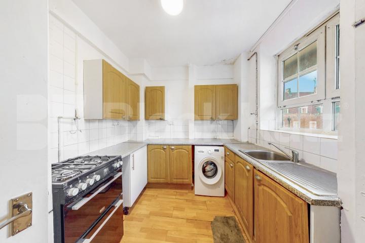 Fantastic doer-upper in the ever desirable Peckham area of South East London.   Peckham Road , Camberwell/Peckham