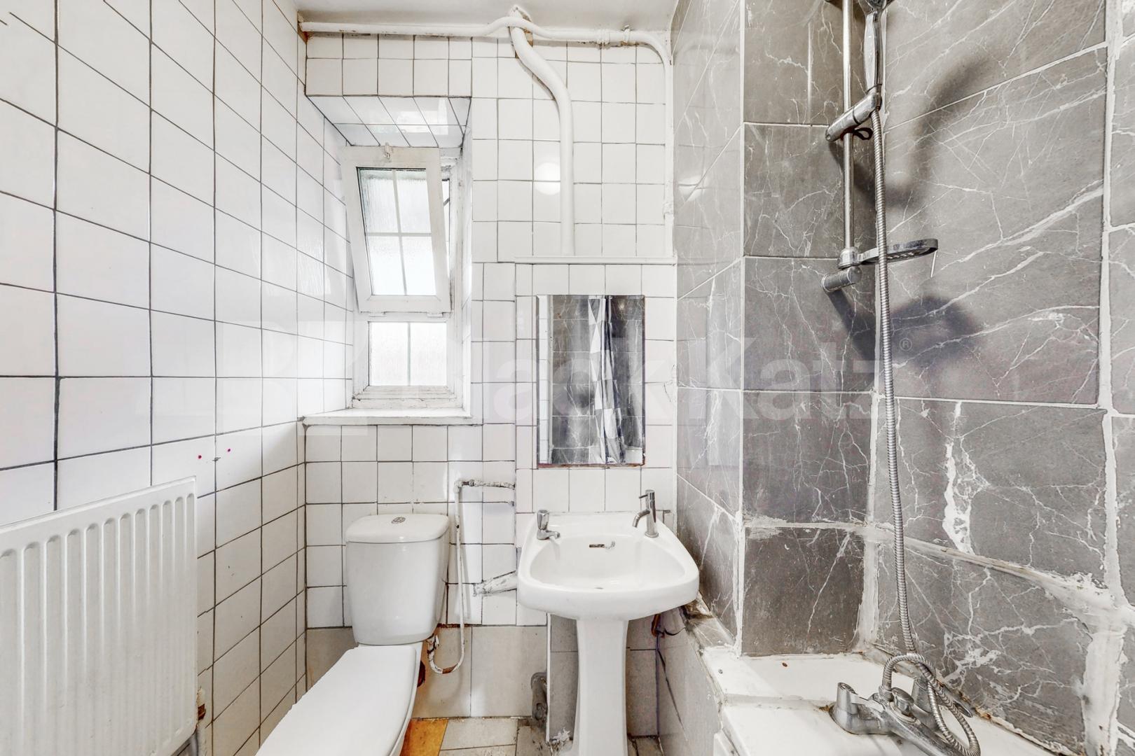 Fantastic doer-upper in the ever desirable Peckham area of South East London.   Peckham Road , Camberwell/Peckham