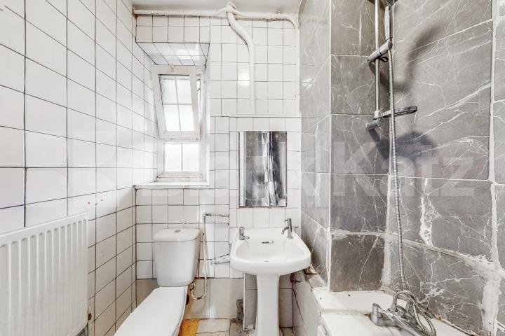 Fantastic doer-upper in the ever desirable Peckham area of South East London.   Peckham Road , Camberwell/Peckham