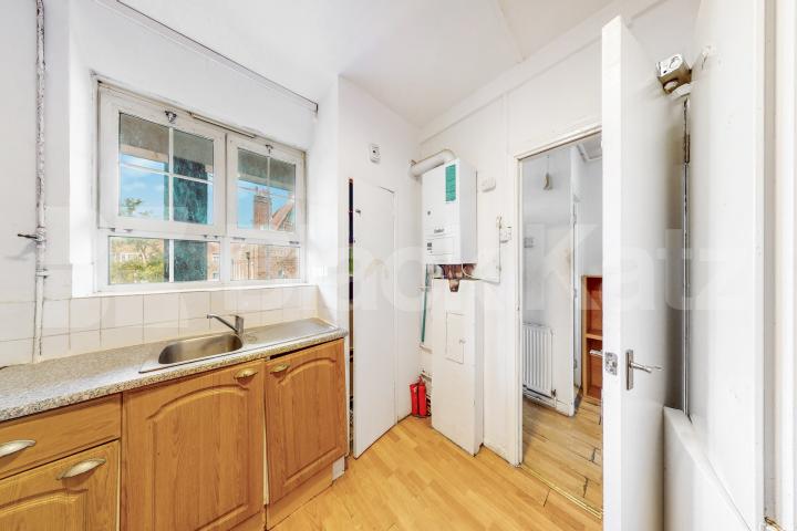 Fantastic doer-upper in the ever desirable Peckham area of South East London.   Peckham Road , Camberwell/Peckham