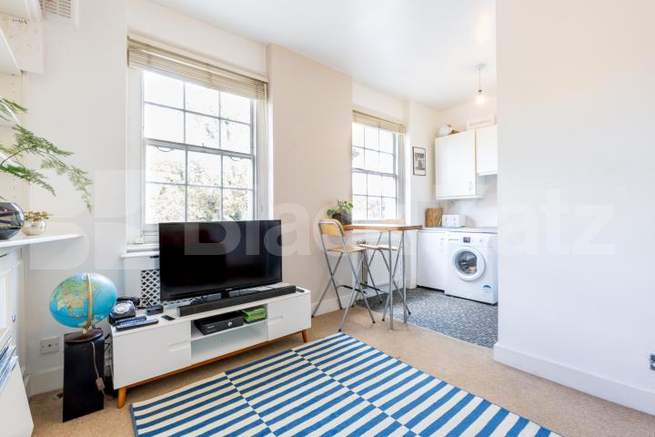 Charming top floor one bedroom flat with study in a conversion mins to tube! Richmond Avenue, Barnsbury Islington