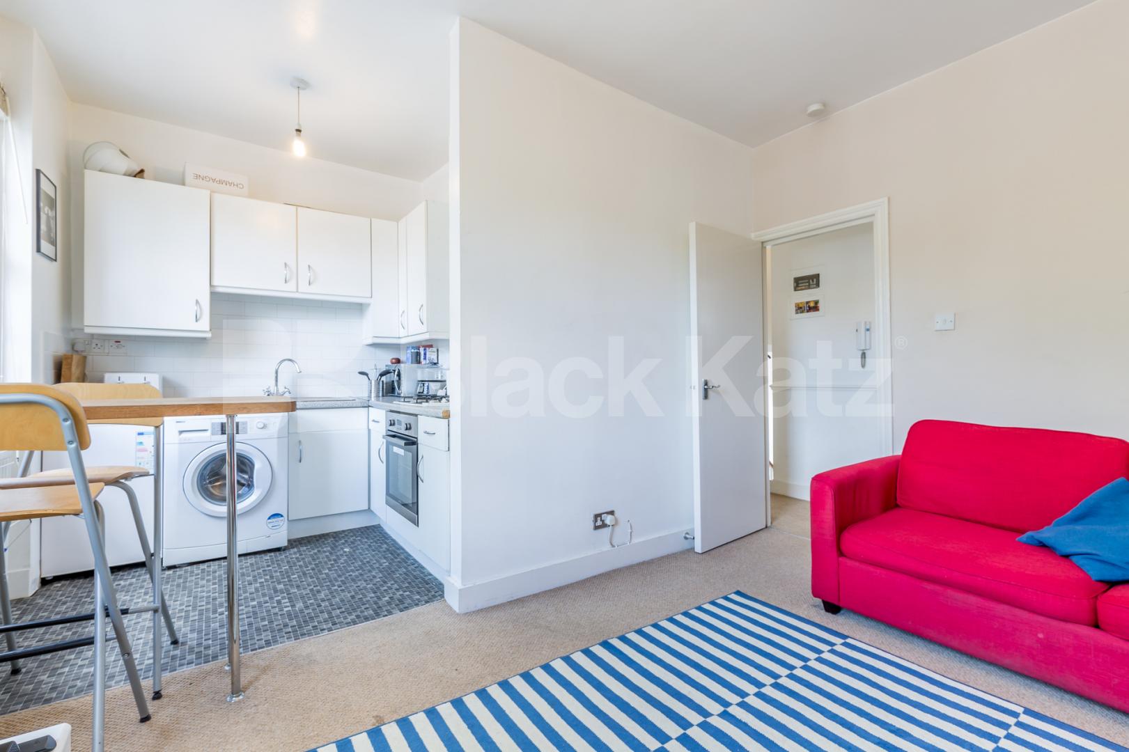 Charming top floor one bedroom flat with study in a conversion mins to tube! Richmond Avenue, Barnsbury Islington