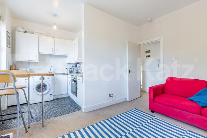 Charming top floor one bedroom flat with study in a conversion mins to tube! Richmond Avenue, Barnsbury Islington