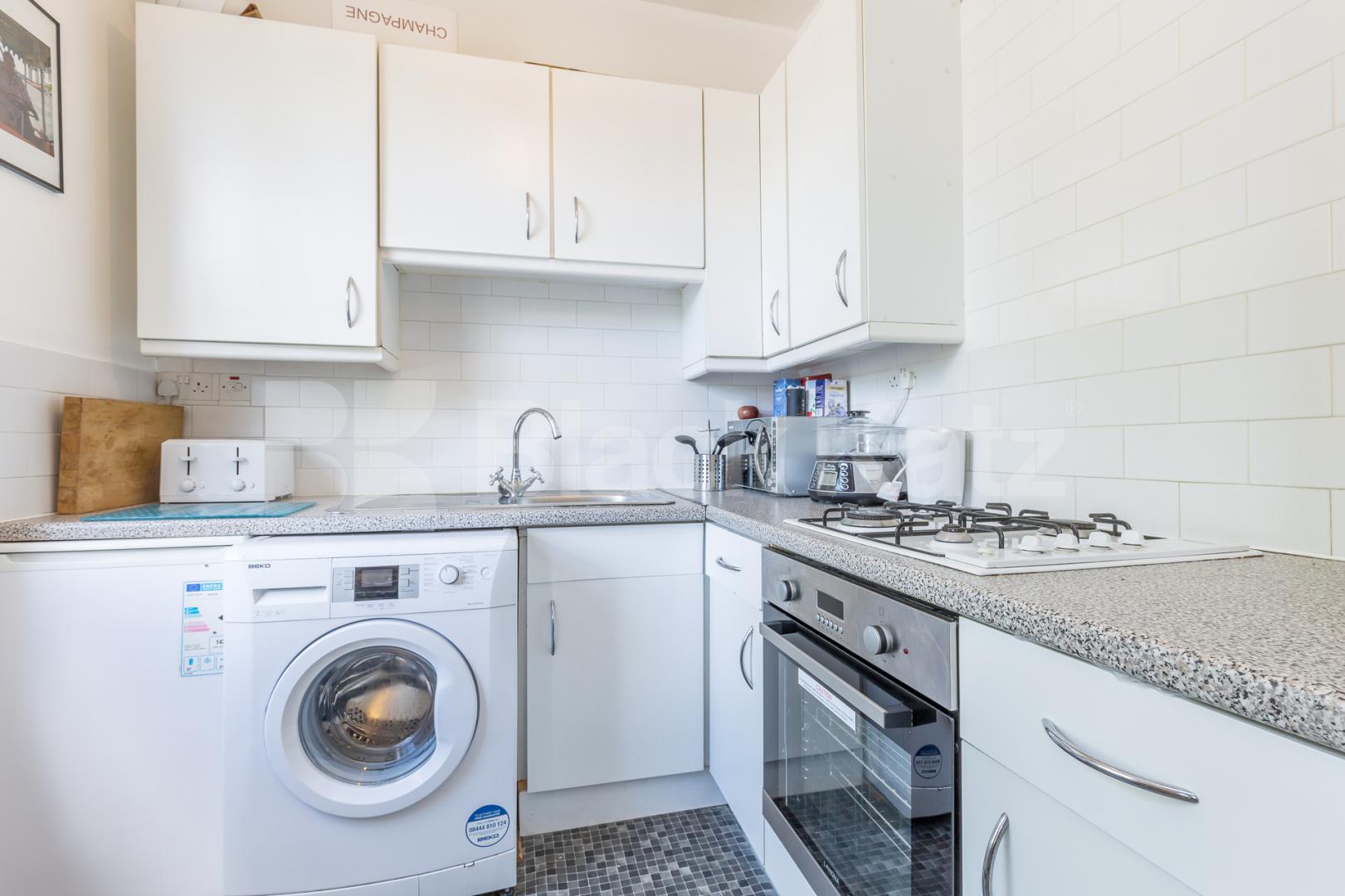 Charming top floor one bedroom flat with study in a conversion mins to tube! Richmond Avenue, Barnsbury Islington