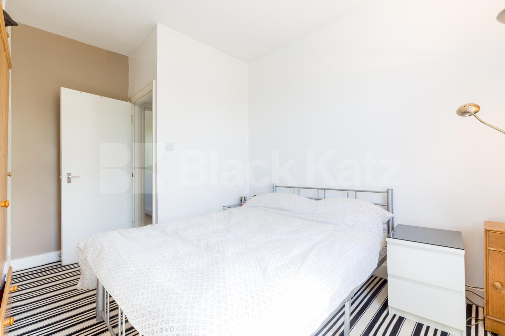 Charming top floor one bedroom flat with study in a conversion mins to tube! Richmond Avenue, Barnsbury Islington