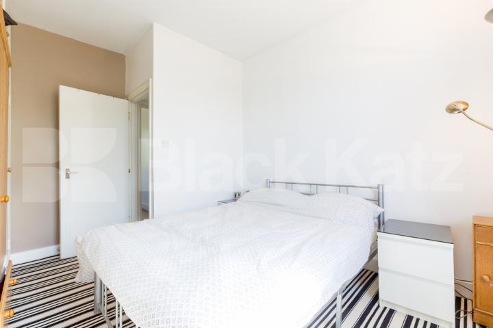 Charming top floor one bedroom flat with study in a conversion mins to tube! Richmond Avenue, Barnsbury Islington