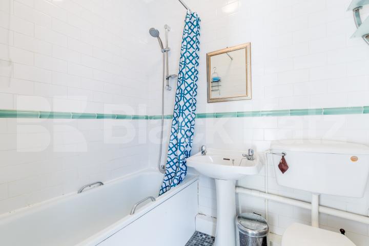 Charming top floor one bedroom flat with study in a conversion mins to tube! Richmond Avenue, Barnsbury Islington