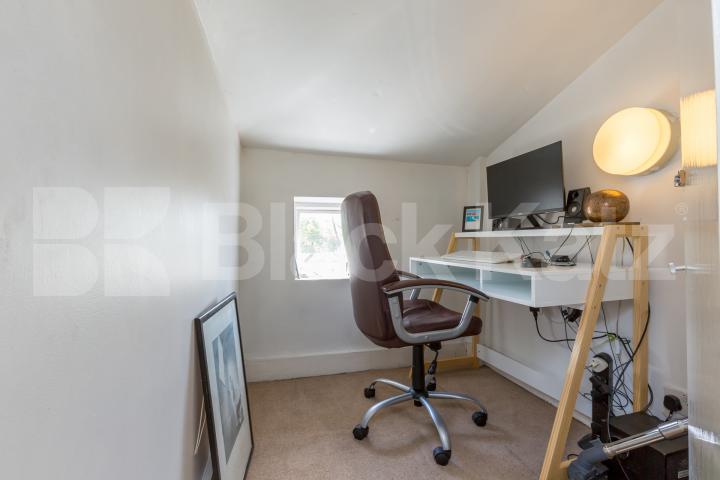 Charming top floor one bedroom flat with study in a conversion mins to tube! Richmond Avenue, Barnsbury Islington
