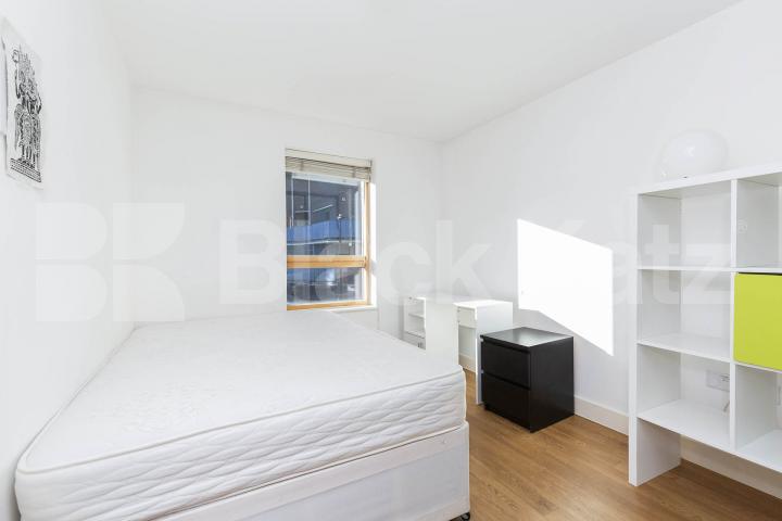 Stunning Two-Bedroom, Two-Bathroom Apartment with Private Balcony in N1 Mildmay Avenue , Canonbury
