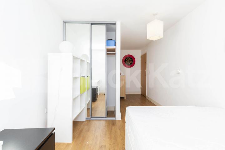 Stunning Two-Bedroom, Two-Bathroom Apartment with Private Balcony in N1 Mildmay Avenue , Canonbury