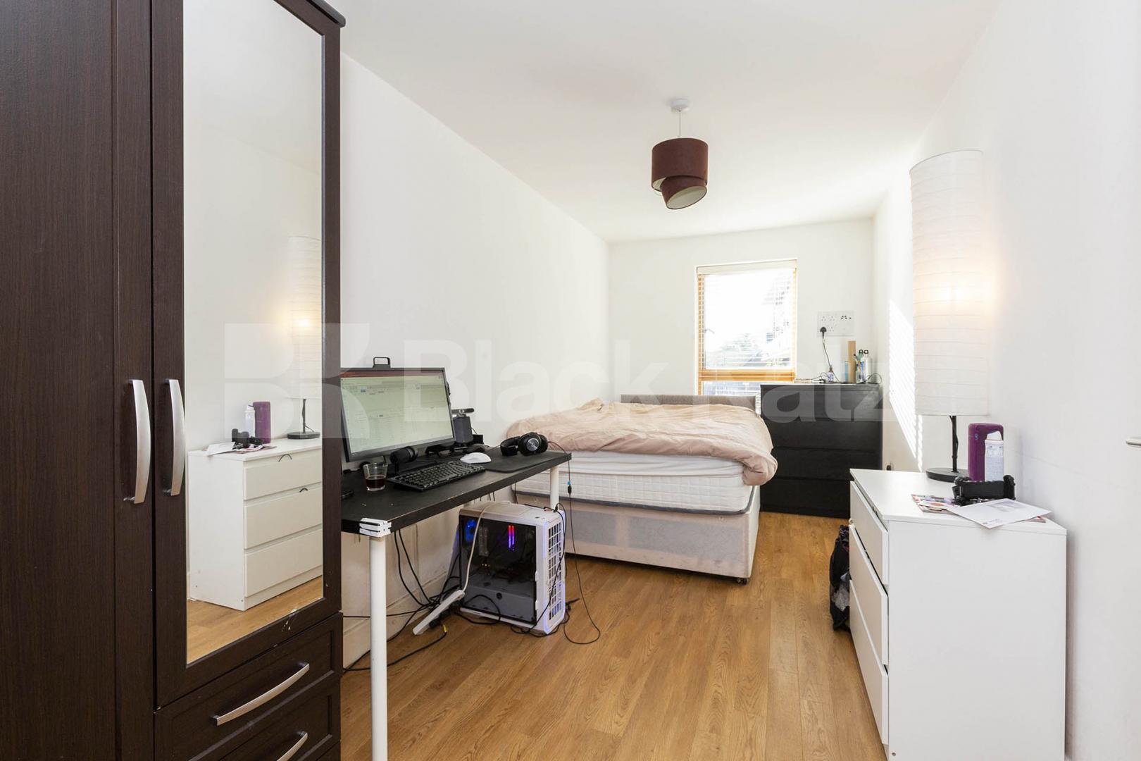 Stunning Two-Bedroom, Two-Bathroom Apartment with Private Balcony in N1 Mildmay Avenue , Canonbury