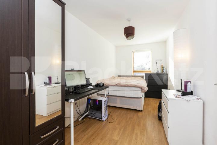 Stunning Two-Bedroom, Two-Bathroom Apartment with Private Balcony in N1 Mildmay Avenue , Canonbury