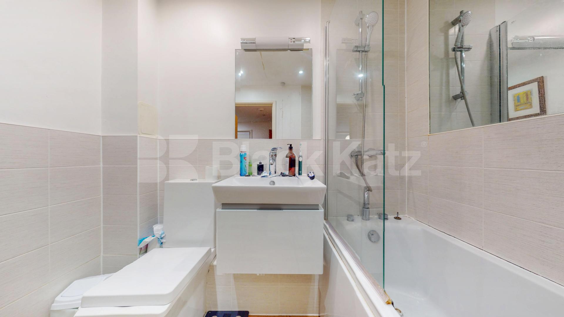 Stunning Two-Bedroom, Two-Bathroom Apartment with Private Balcony in N1 Mildmay Avenue , Canonbury