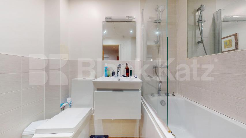 Stunning Two-Bedroom, Two-Bathroom Apartment with Private Balcony in N1 Mildmay Avenue , Canonbury