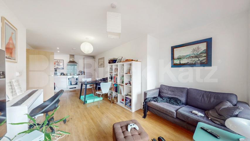 Stunning Two-Bedroom, Two-Bathroom Apartment with Private Balcony in N1 Mildmay Avenue , Canonbury