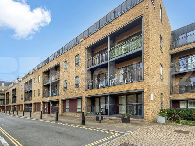 Stunning Two-Bedroom, Two-Bathroom Apartment with Private Balcony in N1 Mildmay Avenue , Canonbury