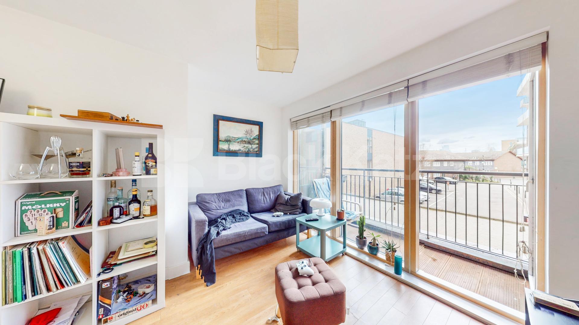 Stunning Two-Bedroom, Two-Bathroom Apartment with Private Balcony in N1 Mildmay Avenue , Canonbury