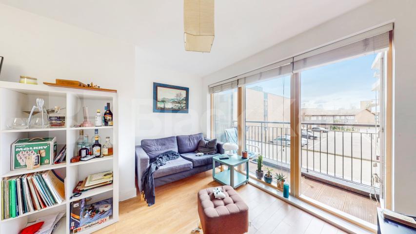 Stunning Two-Bedroom, Two-Bathroom Apartment with Private Balcony in N1 Mildmay Avenue , Canonbury