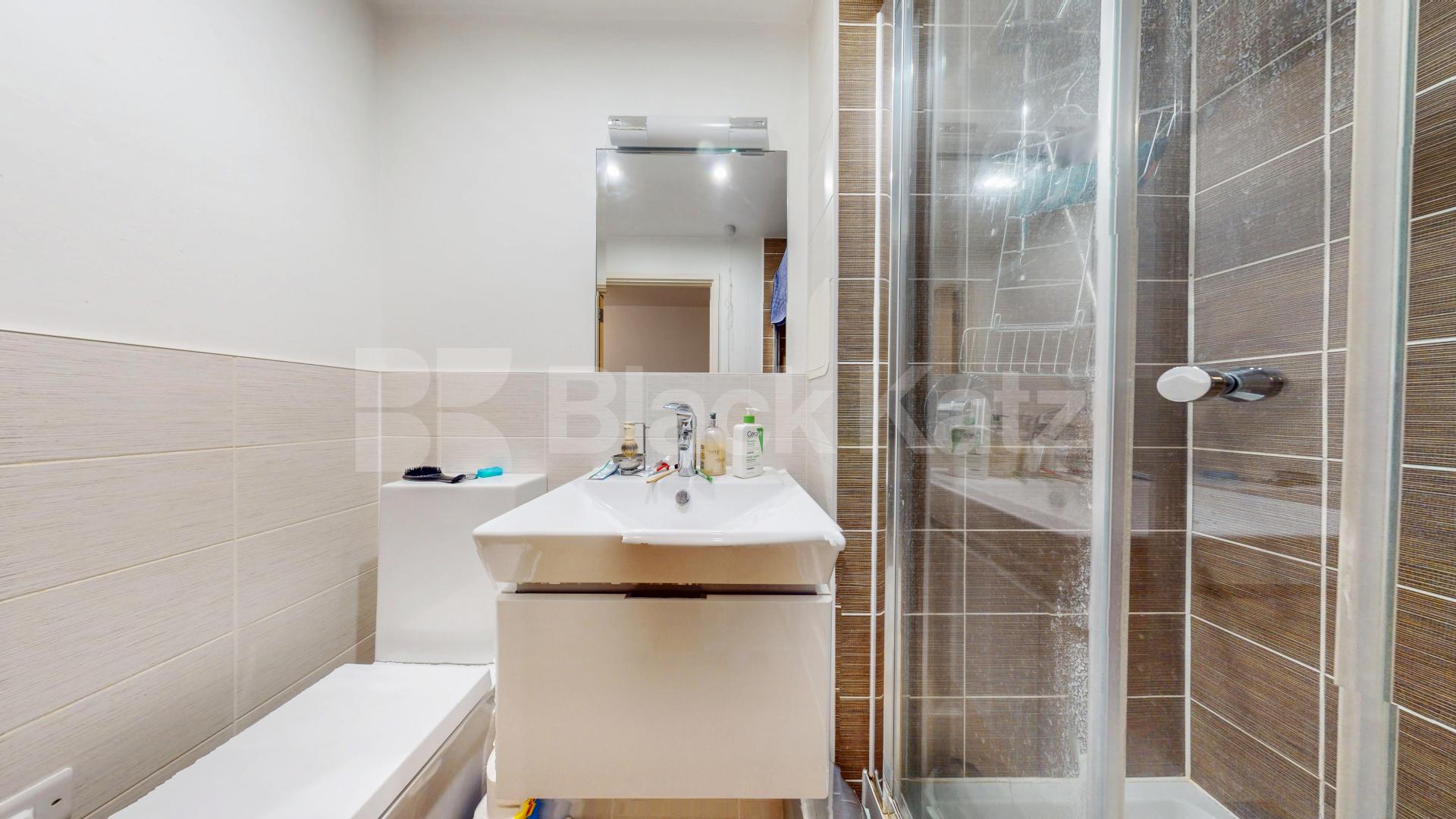 Stunning Two-Bedroom, Two-Bathroom Apartment with Private Balcony in N1 Mildmay Avenue , Canonbury