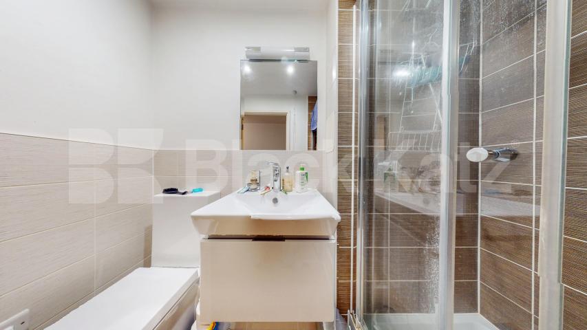 Stunning Two-Bedroom, Two-Bathroom Apartment with Private Balcony in N1 Mildmay Avenue , Canonbury