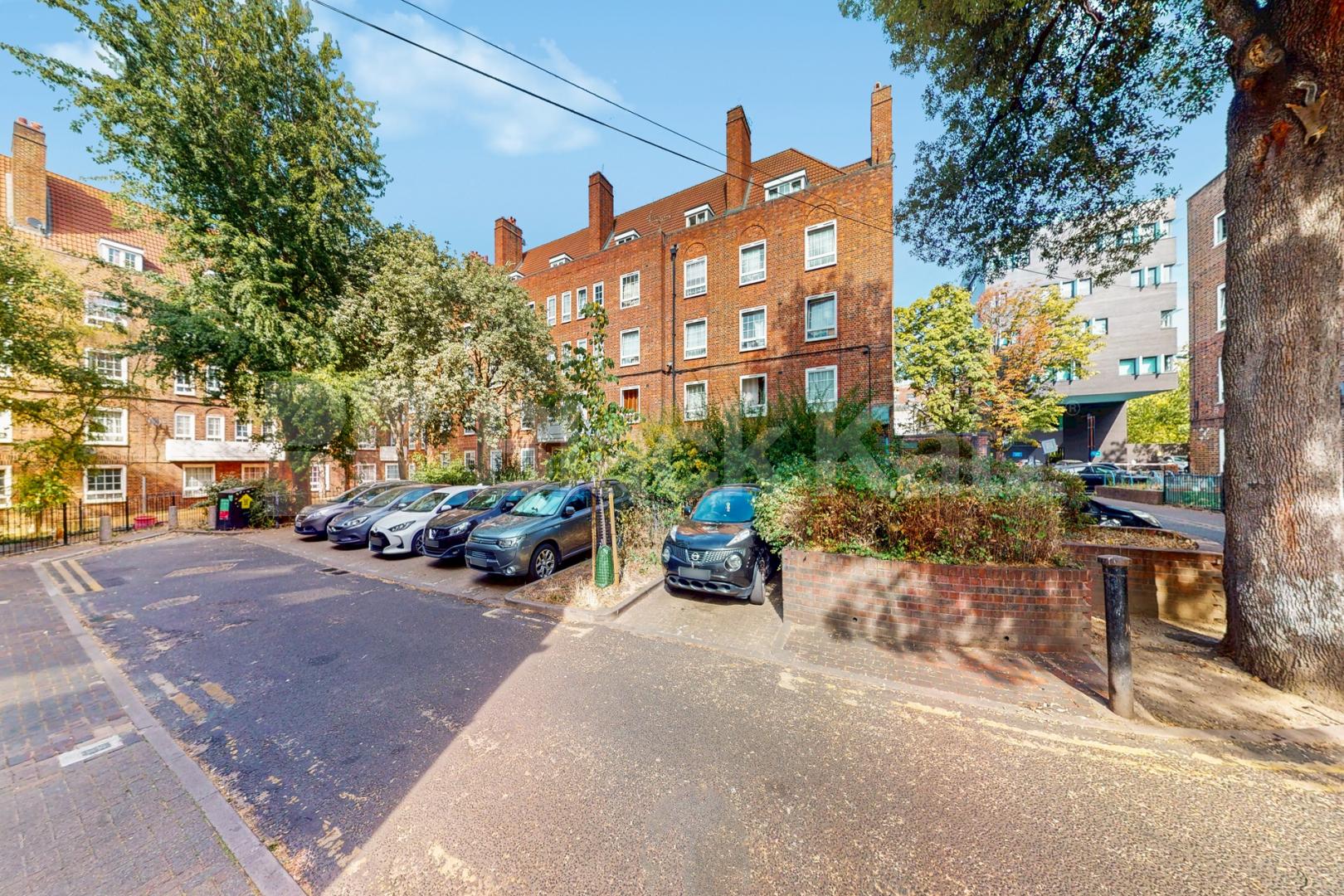 Fantastic doer-upper in the ever desirable Peckham area of South East London.   Peckham Road , Camberwell/Peckham