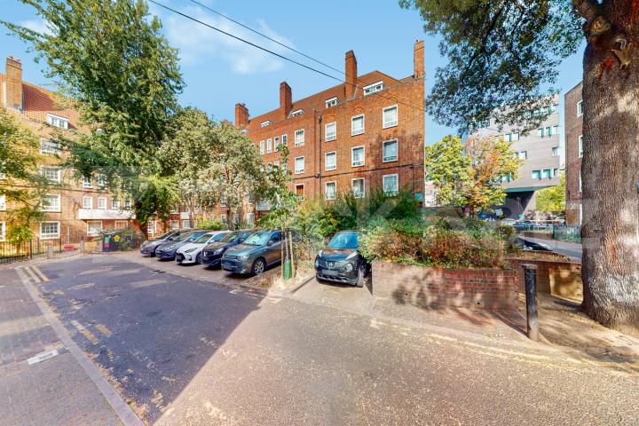 Fantastic doer-upper in the ever desirable Peckham area of South East London.   Peckham Road , Camberwell/Peckham
