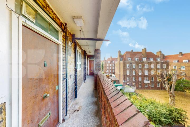 Fantastic doer-upper in the ever desirable Peckham area of South East London.   Peckham Road , Camberwell/Peckham