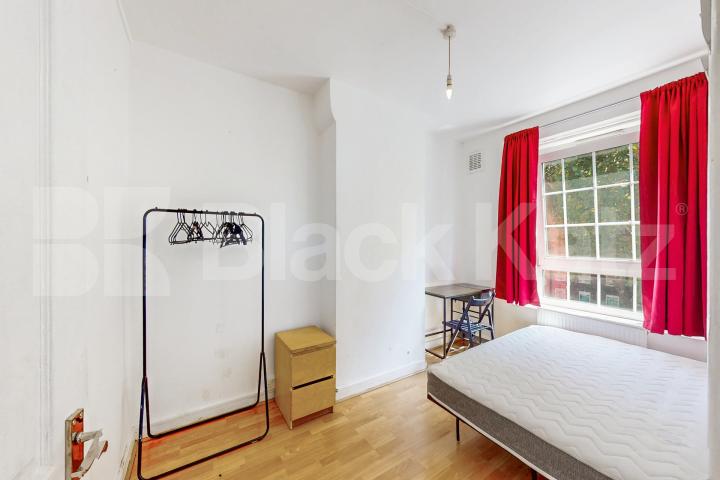 Fantastic doer-upper in the ever desirable Peckham area of South East London.   Peckham Road , Camberwell/Peckham