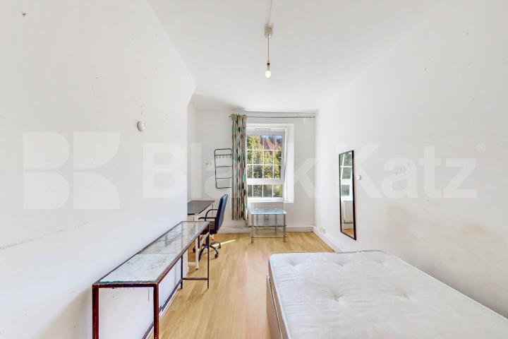 Fantastic doer-upper in the ever desirable Peckham area of South East London.   Peckham Road , Camberwell/Peckham
