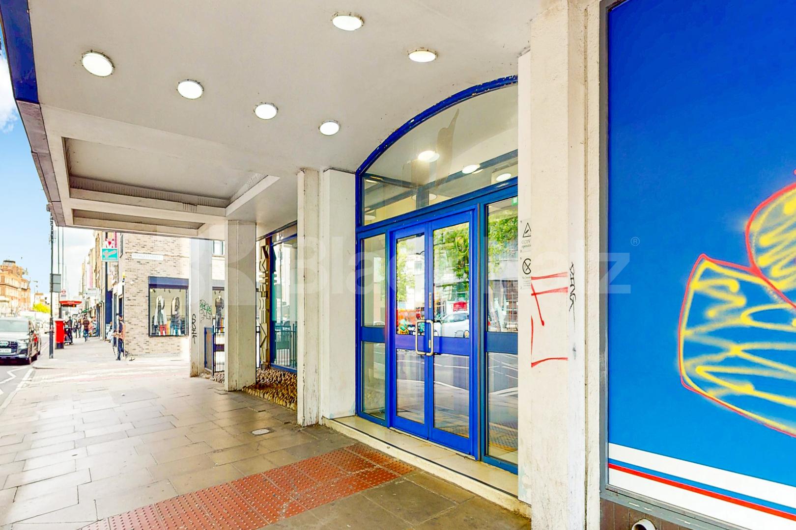 Secure inner city apartment with 24 hour concierge Skyline Plaza, Commercial Road, Aldgate