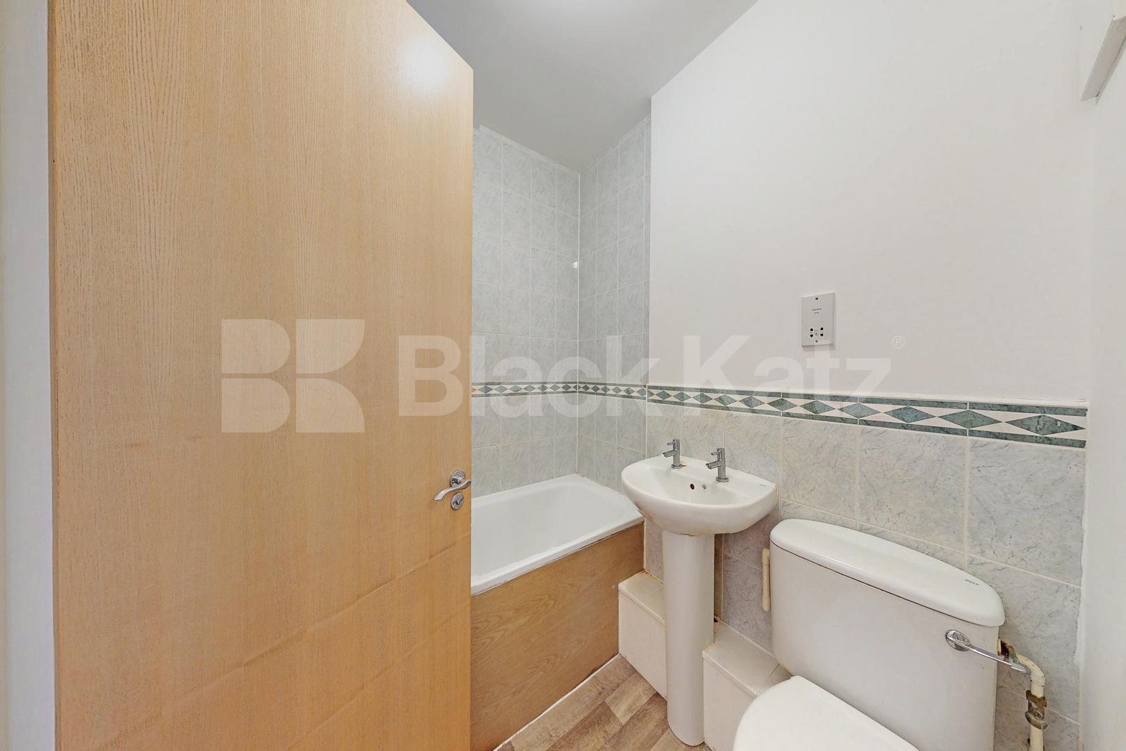 Secure inner city apartment with 24 hour concierge Skyline Plaza, Commercial Road, Aldgate