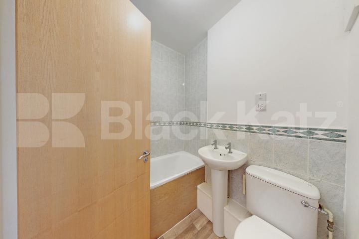 Secure inner city apartment with 24 hour concierge Skyline Plaza, Commercial Road, Aldgate