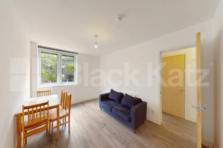 Secure inner city apartment with 24 hour concierge Skyline Plaza, Commercial Road, Aldgate