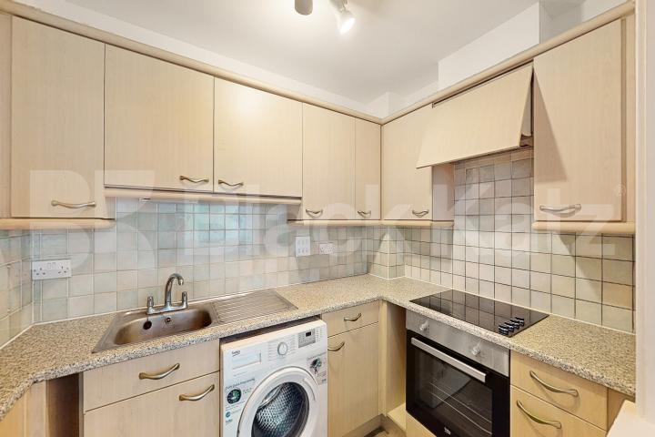 Secure inner city apartment with 24 hour concierge Skyline Plaza, Commercial Road, Aldgate