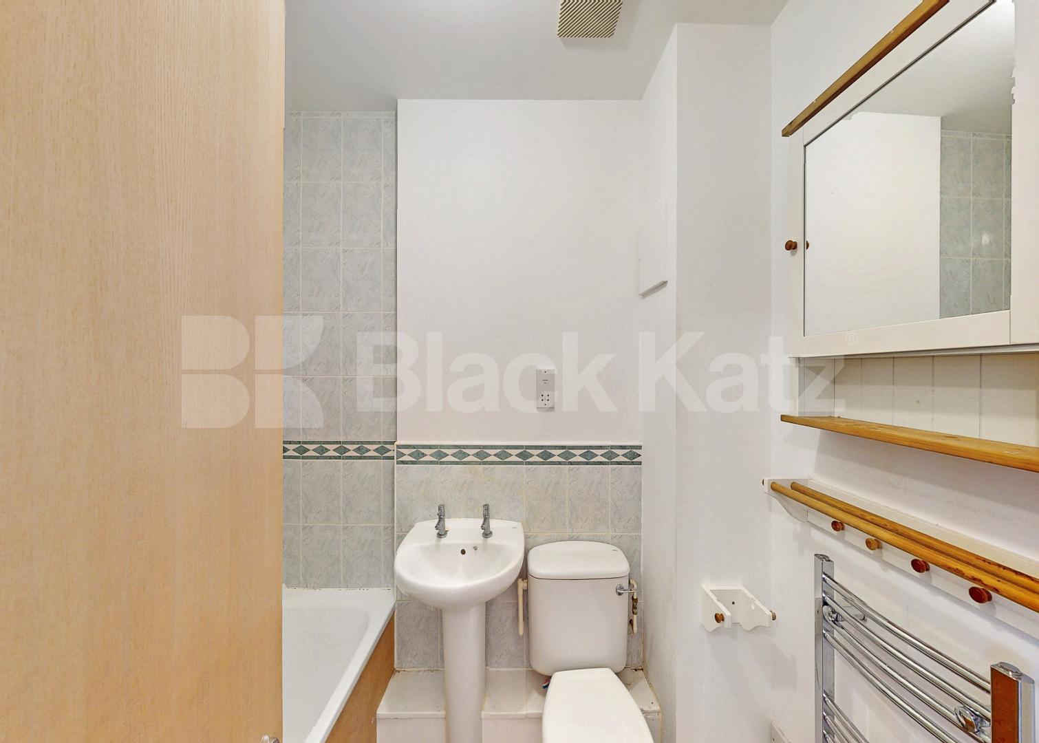 Secure inner city apartment with 24 hour concierge Skyline Plaza, Commercial Road, Aldgate