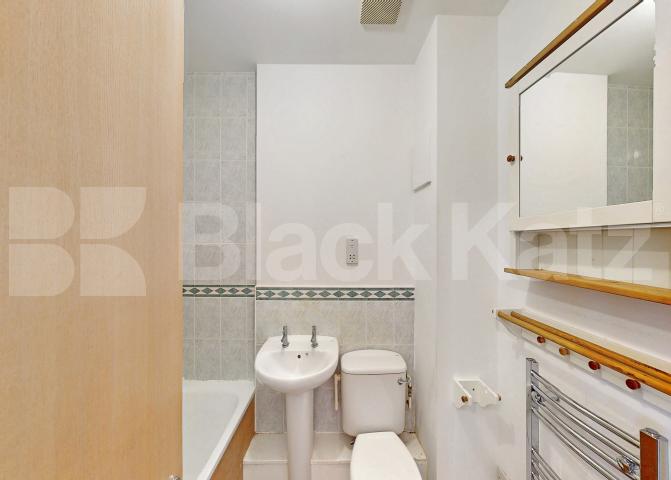 Secure inner city apartment with 24 hour concierge Skyline Plaza, Commercial Road, Aldgate