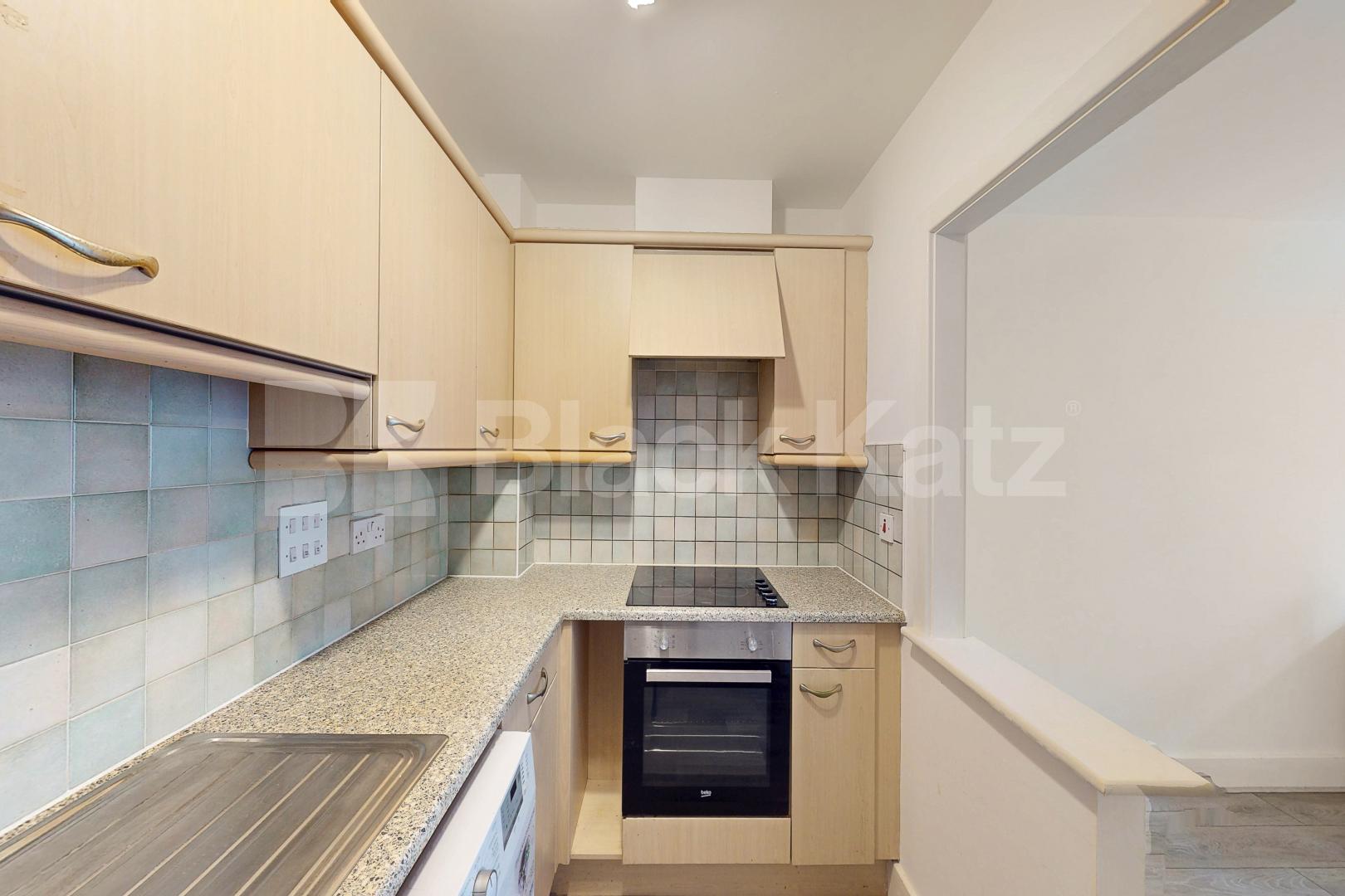 Secure inner city apartment with 24 hour concierge Skyline Plaza, Commercial Road, Aldgate